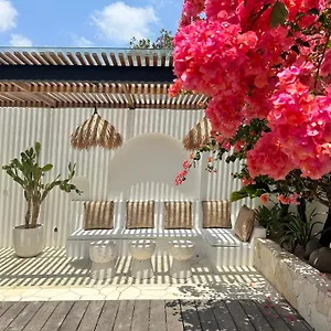 The Young - Villa Uluwatu (Bali)